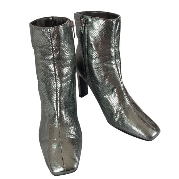 NINE WEST! MOONLIGHT SILVER VEGAN LEATHER, NIPPED TOE ANKLE BOOTS! SZ 7.5M - Picture 1 of 10